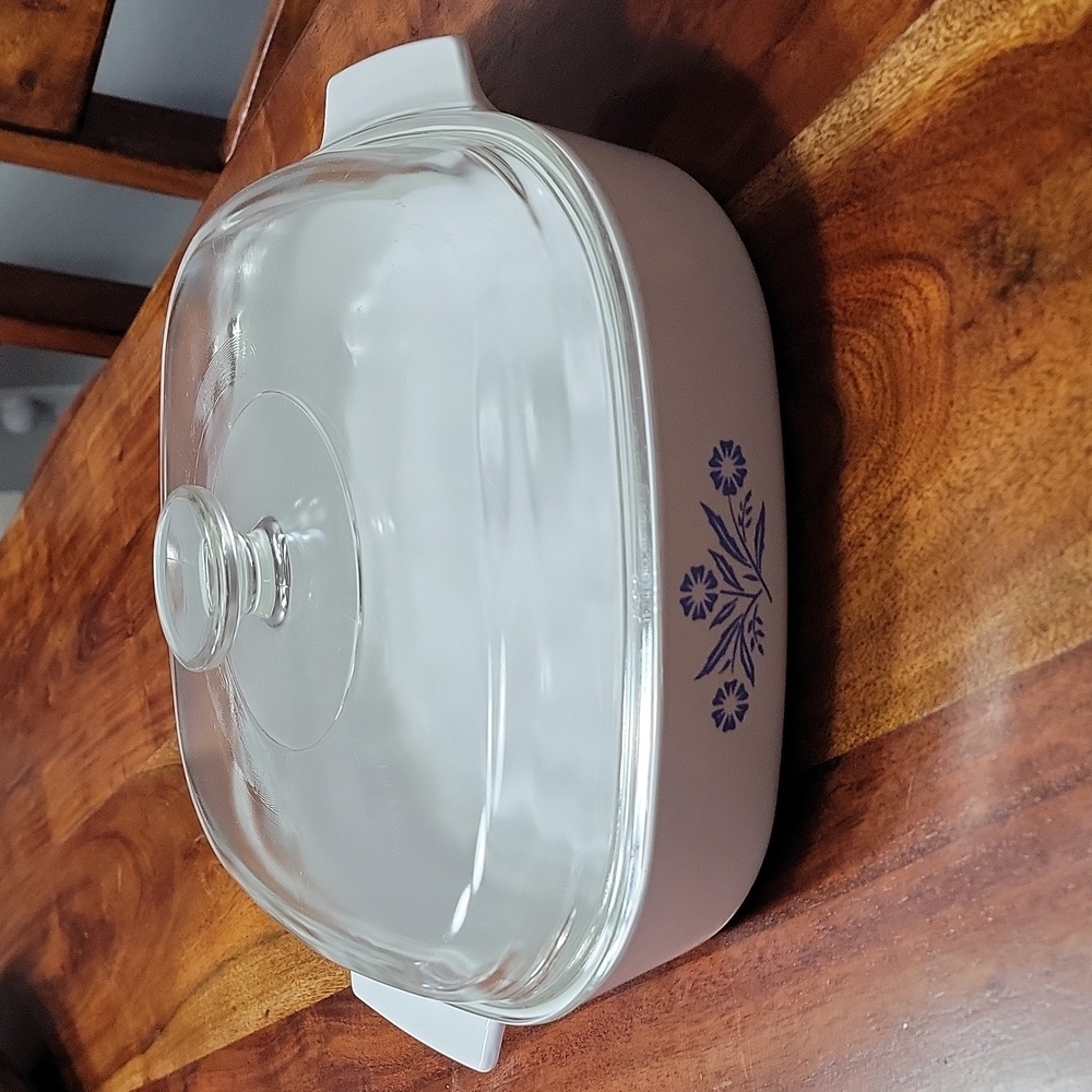 Pyrex serving dish with lid